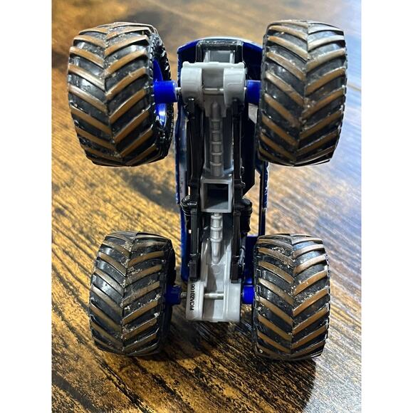 Monster Jam Blue Thunder Monster Truck 1:64 - Picture 8 of 8